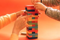 Beberapa cara bermain Jenga yang harus kalian lakukan dalam permainan tersebut agar tidak menjadi pemain yang kalah.