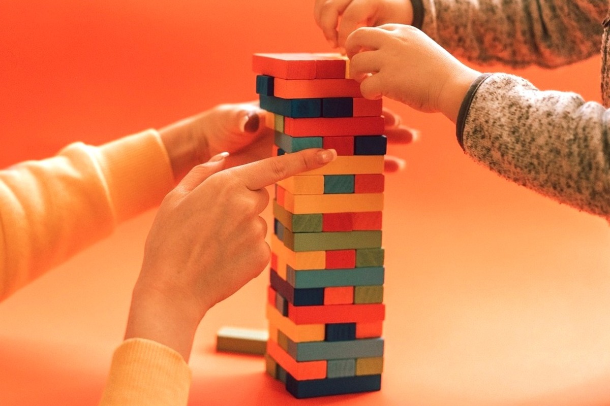 Beberapa cara bermain Jenga yang harus kalian lakukan dalam permainan tersebut agar tidak menjadi pemain yang kalah.