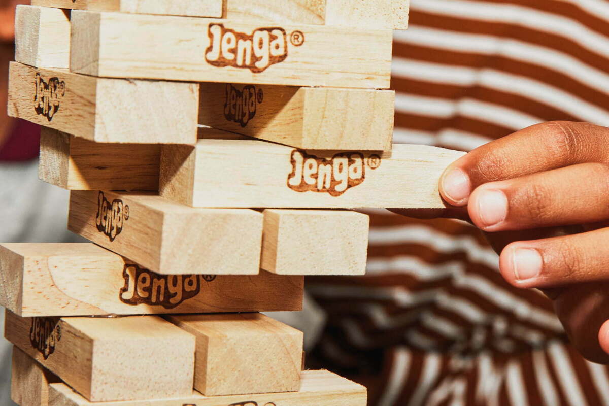 Cara bermain Jenga yaitu dengan menyingkirkan satu blok dari mana saja di bawah level tertinggi.