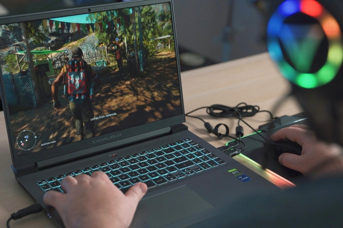 Memilih permukaan yang tepat menjadi salah satu cara melindungi laptop dari overheat saat bermain game.