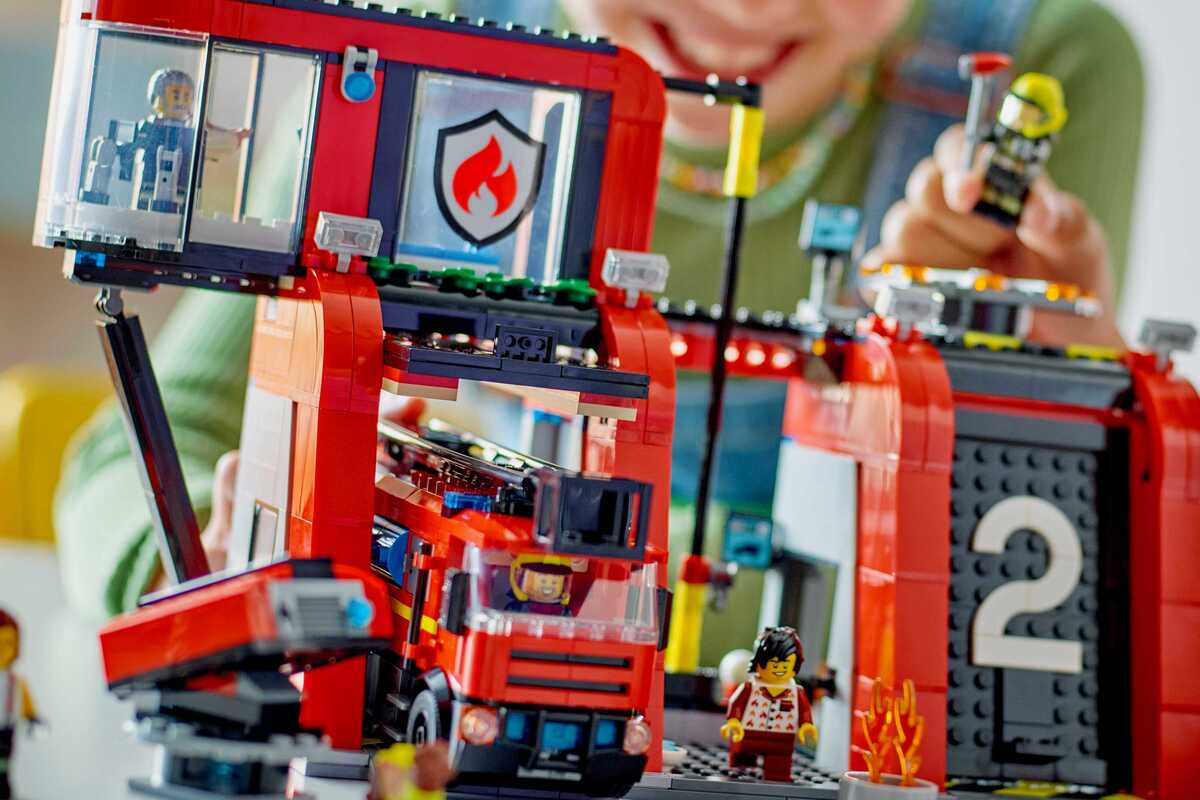 Mengenai penjelasan mengenai 7 manfaat bermain Lego® yang ternyata luar biasa efeknya dan cocok untuk anak-anak.