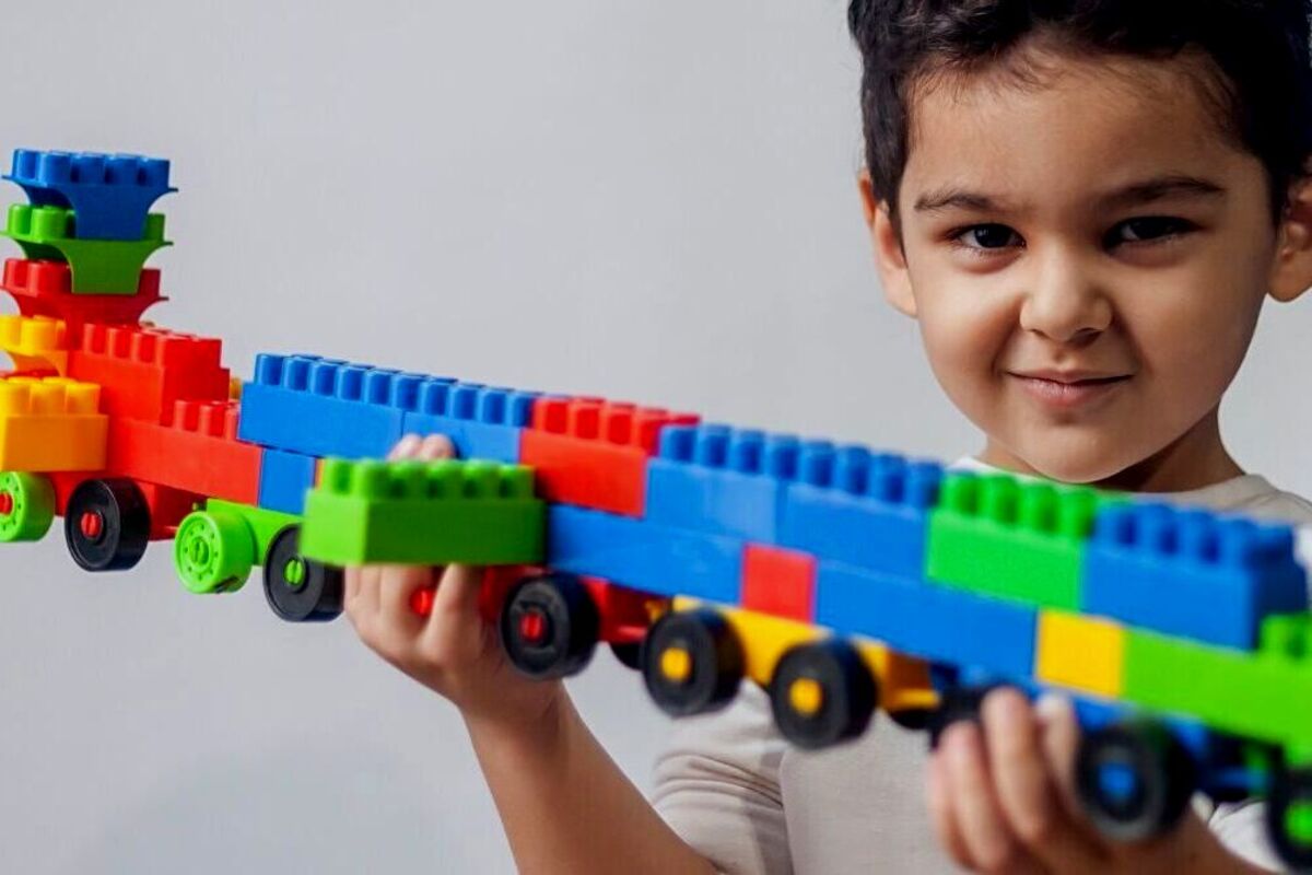 Salah satu manfaat bermain Lego® yaitu meningkatkan kreatifitas.