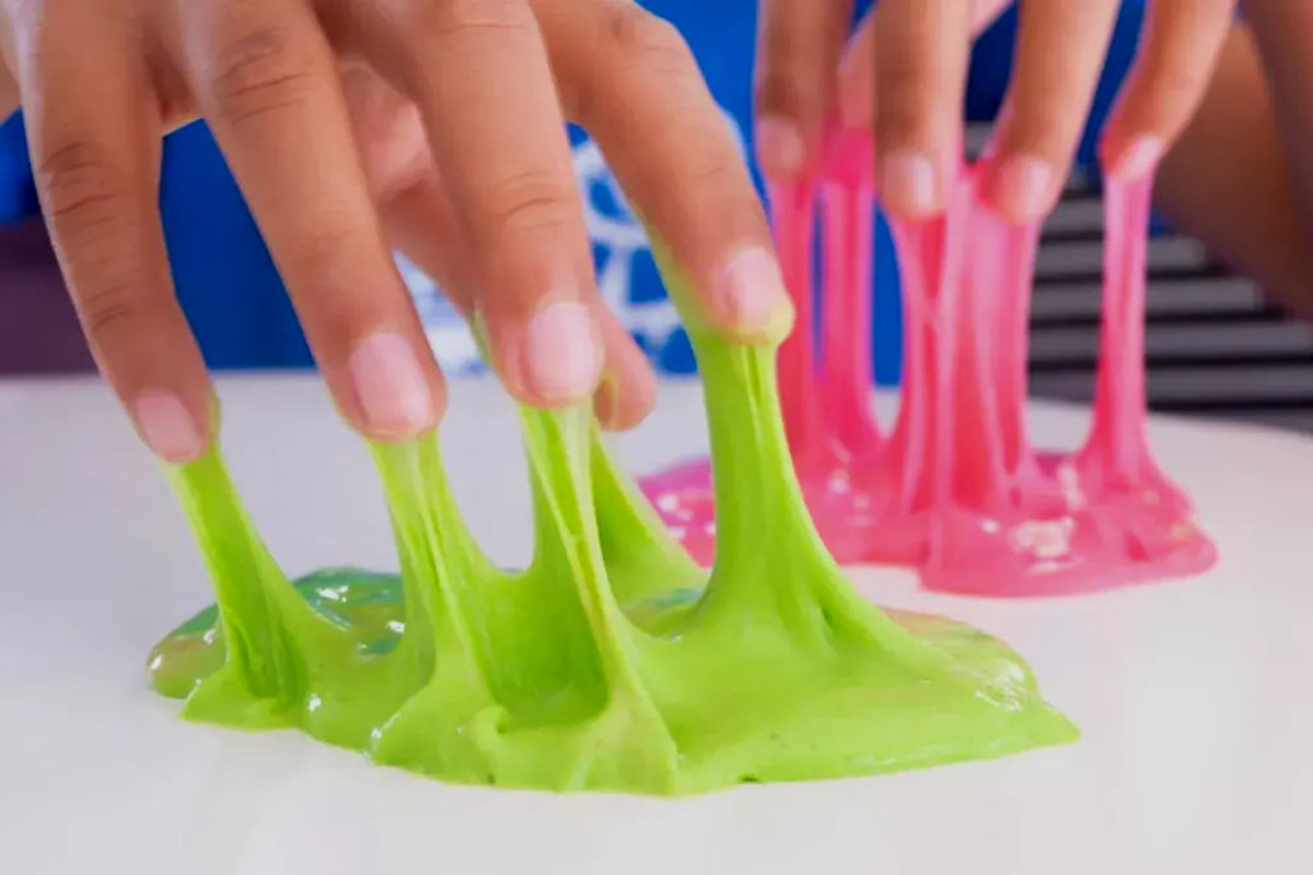Berbagai manfaat bermain slime untuk anak-anak terutama balita yang ternyata baik untuk perkembangan ini wajib orang tua pahami.
