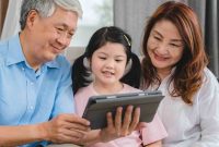 Manfaat screen time untuk anak serta contoh media edukasi dan sosial yang dapat membantu perkembangan anak-anak yang harus ibu pahami.