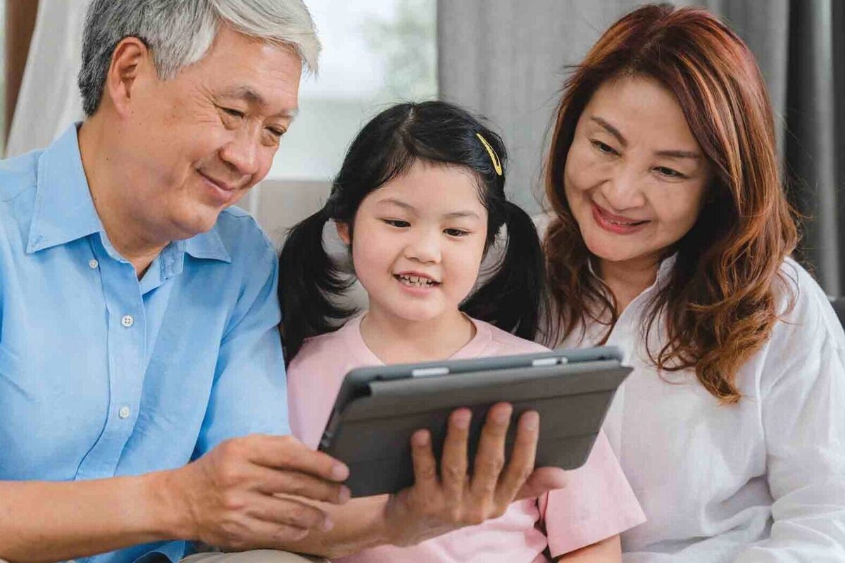 Manfaat screen time untuk anak serta contoh media edukasi dan sosial yang dapat membantu perkembangan anak-anak yang harus ibu pahami.