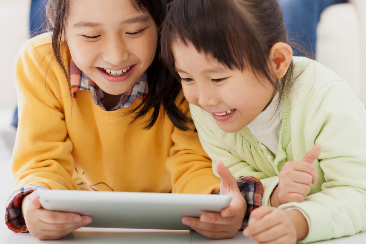 Salah satu manfaat screen time untuk anak yaitu meningkatkan sosialisasi.