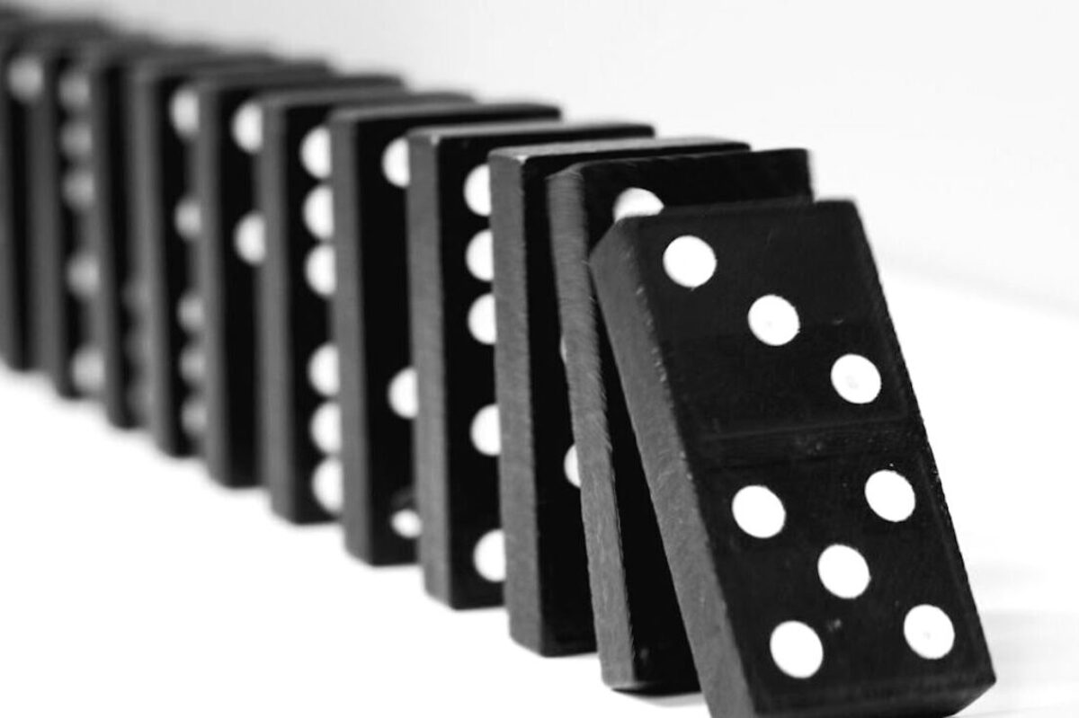 Salah satu rekomendasi permainan berkemah yang bisa dimainkan bersama keluarga adalah domino.