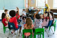 Informasi mengenai berbagai manfaat permainan kelas lengkap dengan rekomendasi permainan yang menyenangkan untuk dimainkan di sekolah.