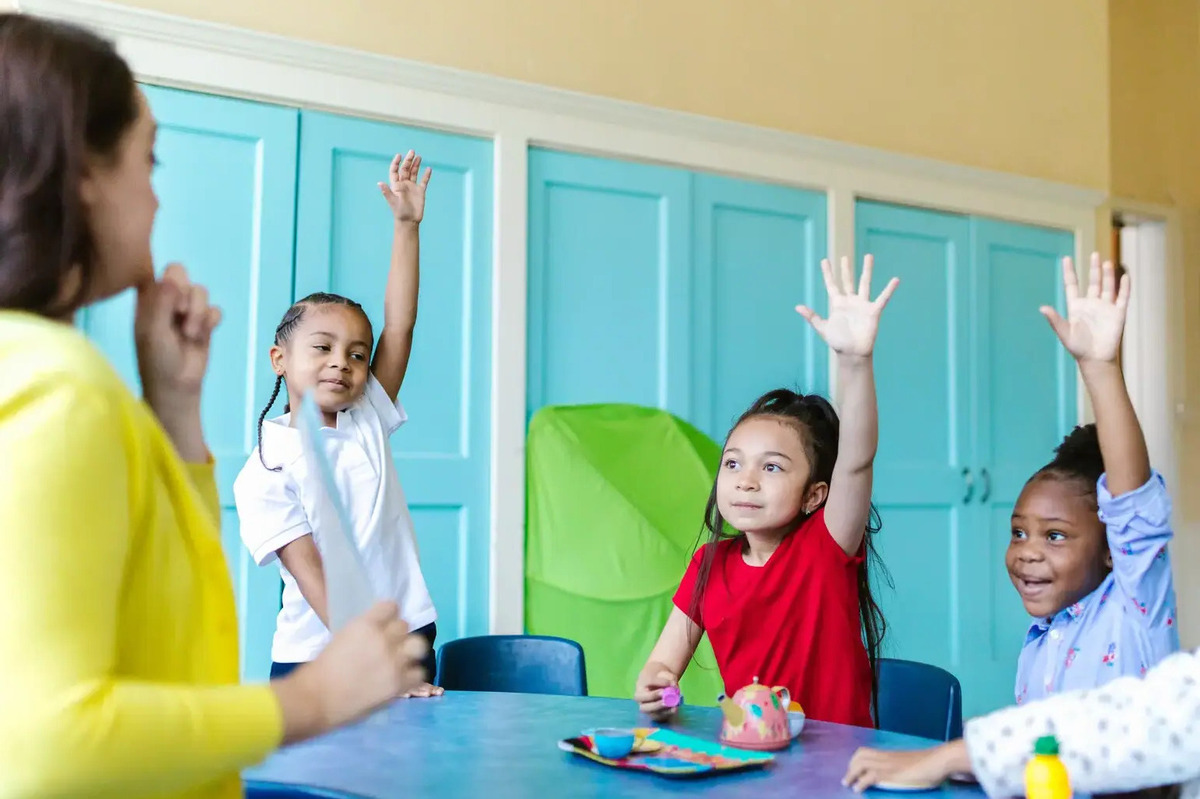 Salah satu manfaat permainan kelas yaitu menjalin ikatan melalui interaksi yang positif dan meneguhkan seperti bermain permainan bersama.