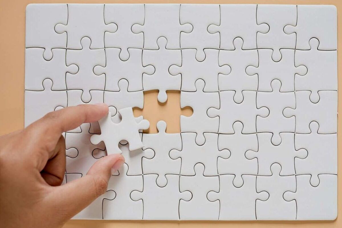 Salah satu strategi Puzzle Jigsaw yang harus dipahami adalah meyortir potongan puzzle tersebut.
