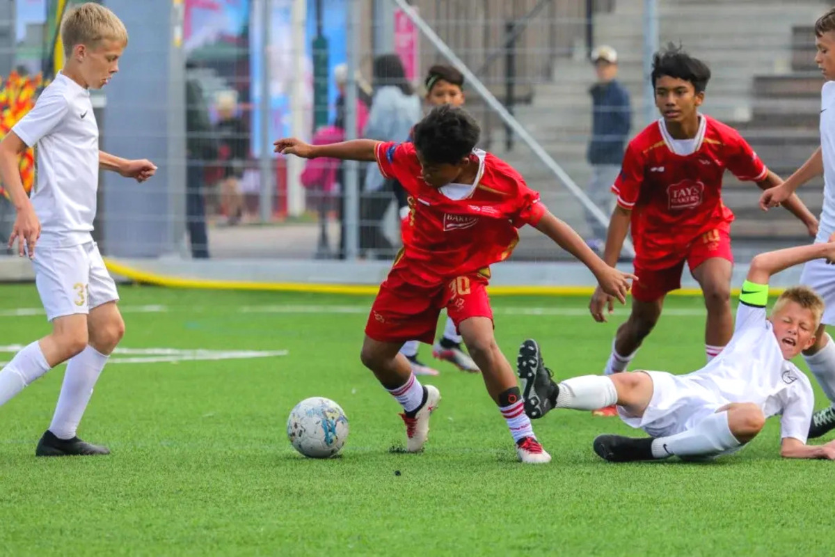 Salah satu rekomendasi game anak yang baik untuk mengembangkan keterampilan motoriknya yaitu sepak bola.