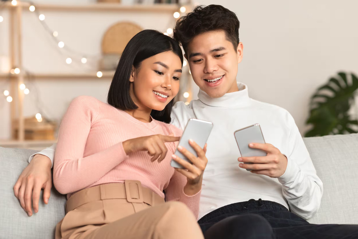 Salah satu rekomendasi game bonding pasangan yang mungkin bisa Anda coba mainkan yaitu 36 pertanyaan menuju cinta.