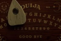 Artikel mengenai 5 game paling menakutkan yang sering dijumpai dalam film Horor luar negeri yang sebaiknya jangan kalian coba.