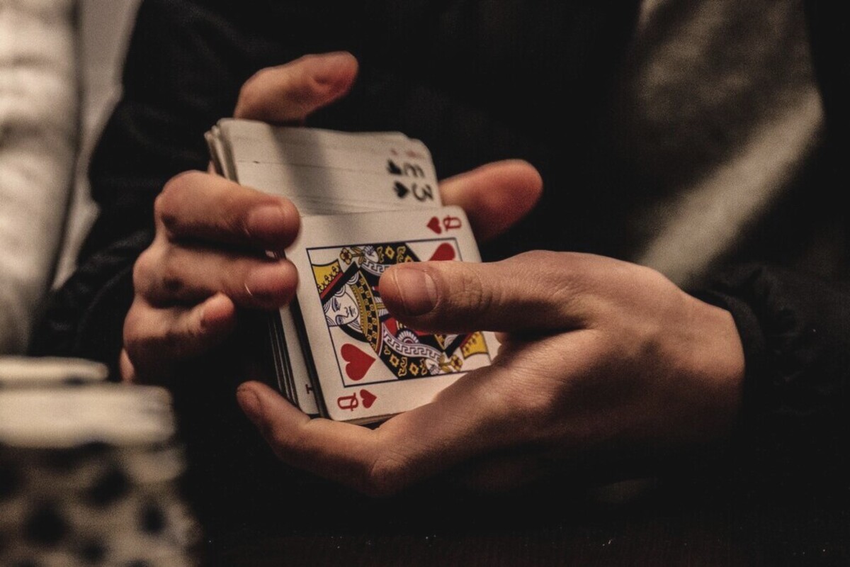 Artikel ini membahas mengenai lima jenis poker yang memberikan dimensi baru dalam sebuah game atau permainan, dijamin anti boring.