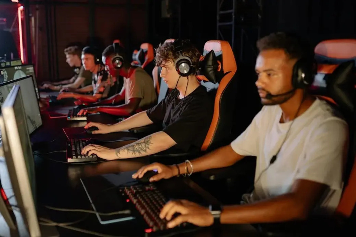 Artikel kali ini membahas mengenai beberapa cara menjadi gamers profesional yang mudah dan bisa Anda lakukan sebagai pemula.
