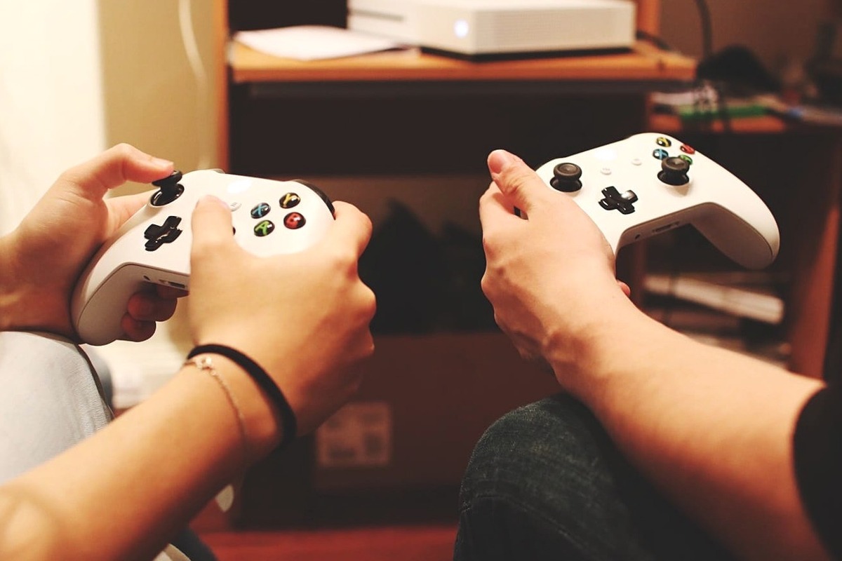 Artikel kali ini membahas mengenai beberapa manfaat video game untuk anak-anak maupun orang dewasa yang ternyata memiliki sisi positif.