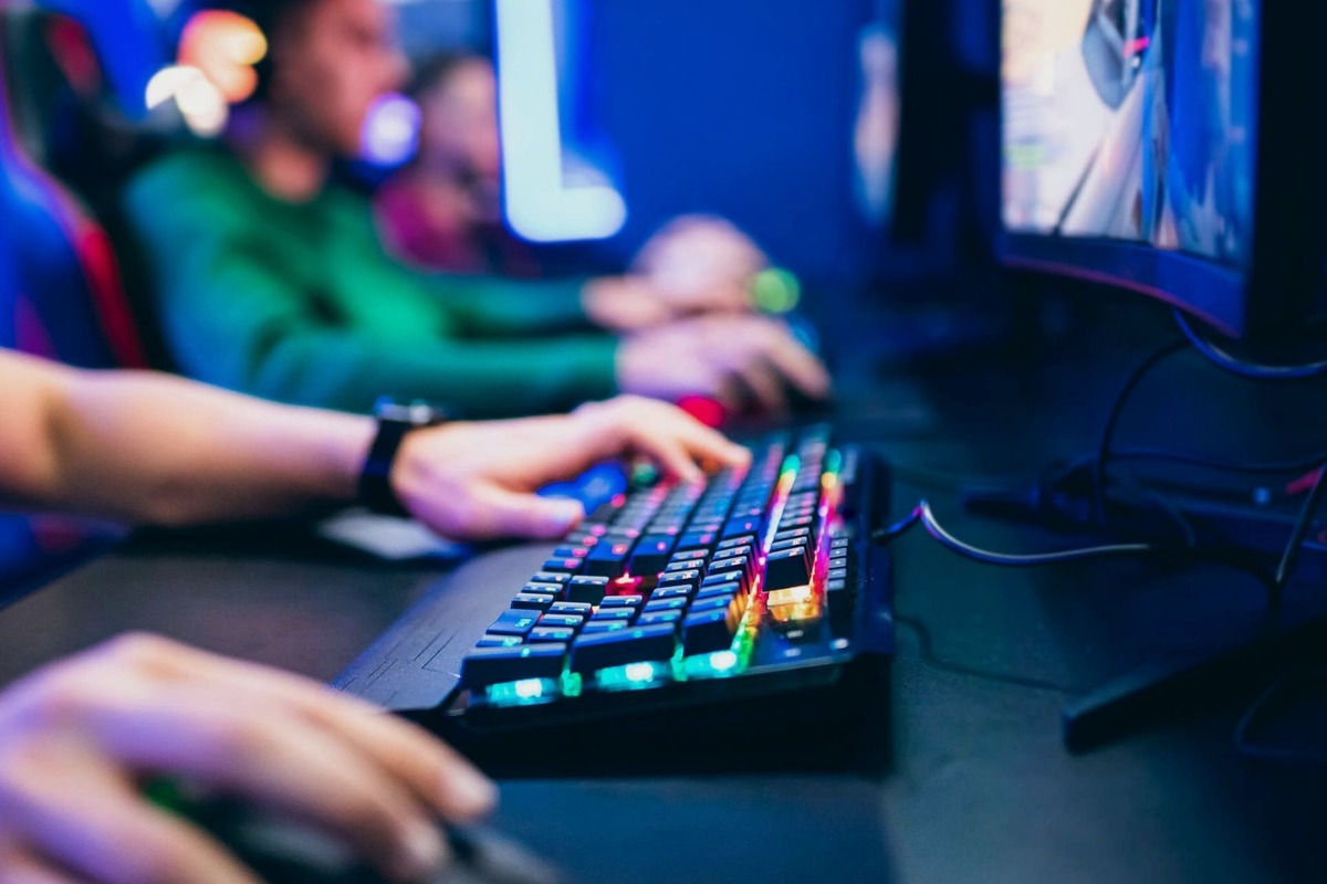 Pembahasan mengenai beberapa para pemain Esports untuk menjaga dan meningkatkan kesehatan, kesejahteraan, serta performamya.