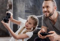 Pembahasan mengenai beberapa panduan untuk orang tua dalam memantau anak bermain game agar tetap aman dan terhindar dari dampak negatifnya.