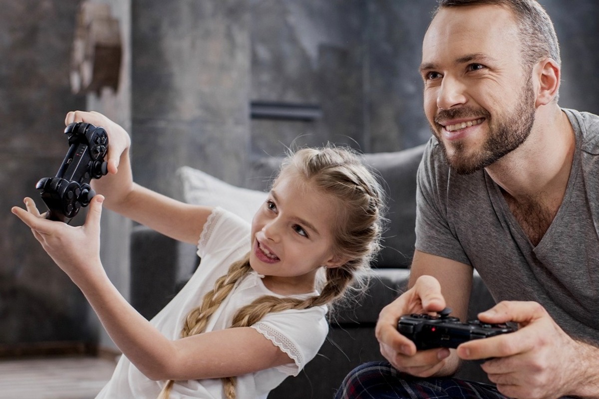 Pembahasan mengenai beberapa panduan untuk orang tua dalam memantau anak bermain game agar tetap aman dan terhindar dari dampak negatifnya.