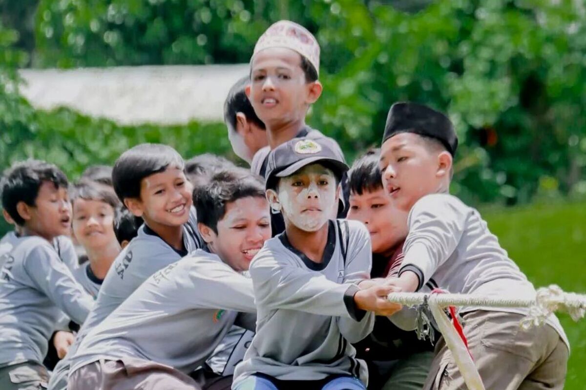 Artikel ini membahas mengenai beberapa permainan buah dan sayur baik outdoor maupun indoor yang seru untuk anak-anak.