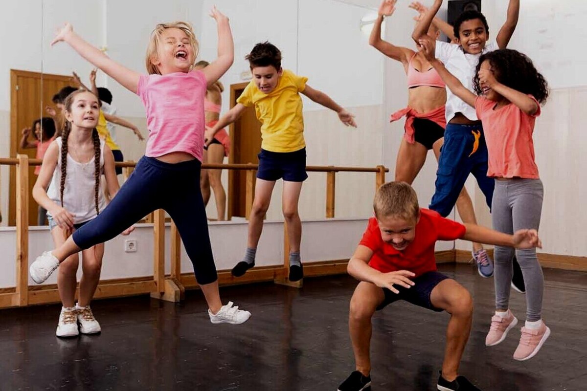 Artikel ini membahas mengenai beberapa rekomendasi aplikasi game dance anak terbaik yang bisa dicoba agar anak aktif bergerak dengan gembira.
