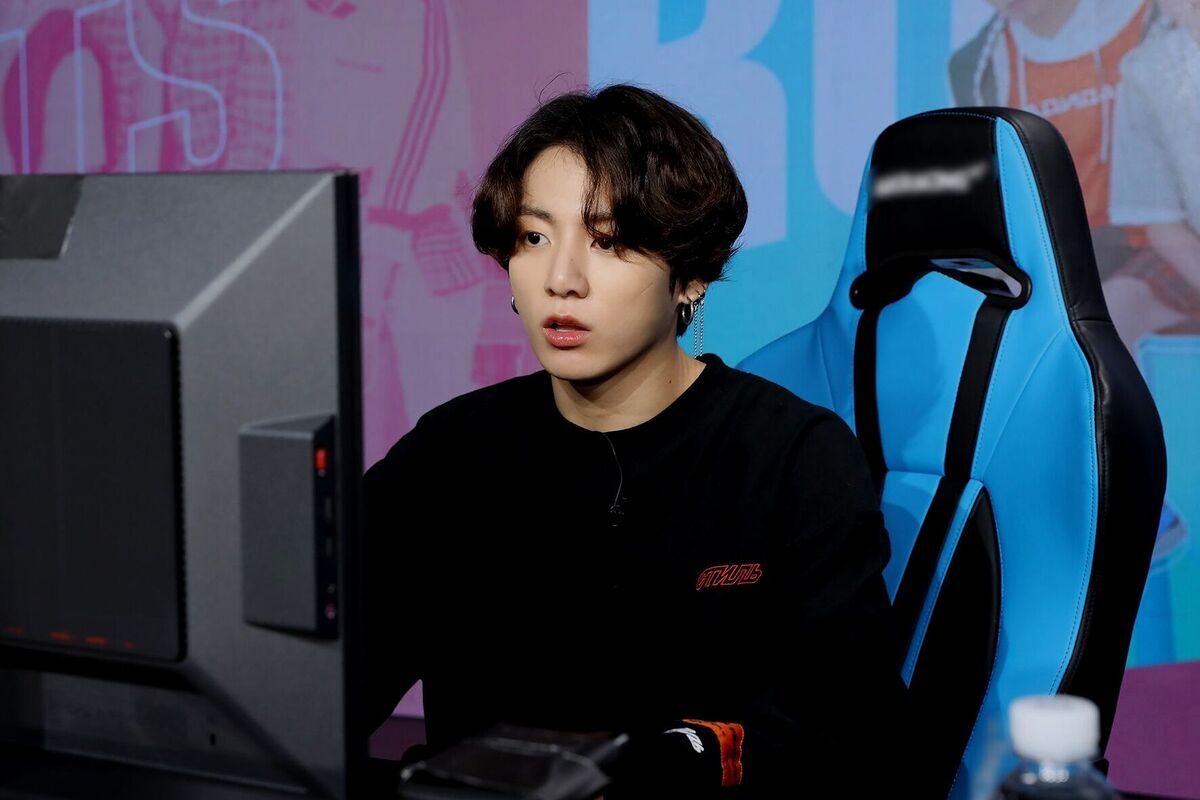 Artikel mengenai deretan idol K-pop gamer yang suka bermain game baik hobi maupun profesional yang mungkin pernah main bareng kalian.
