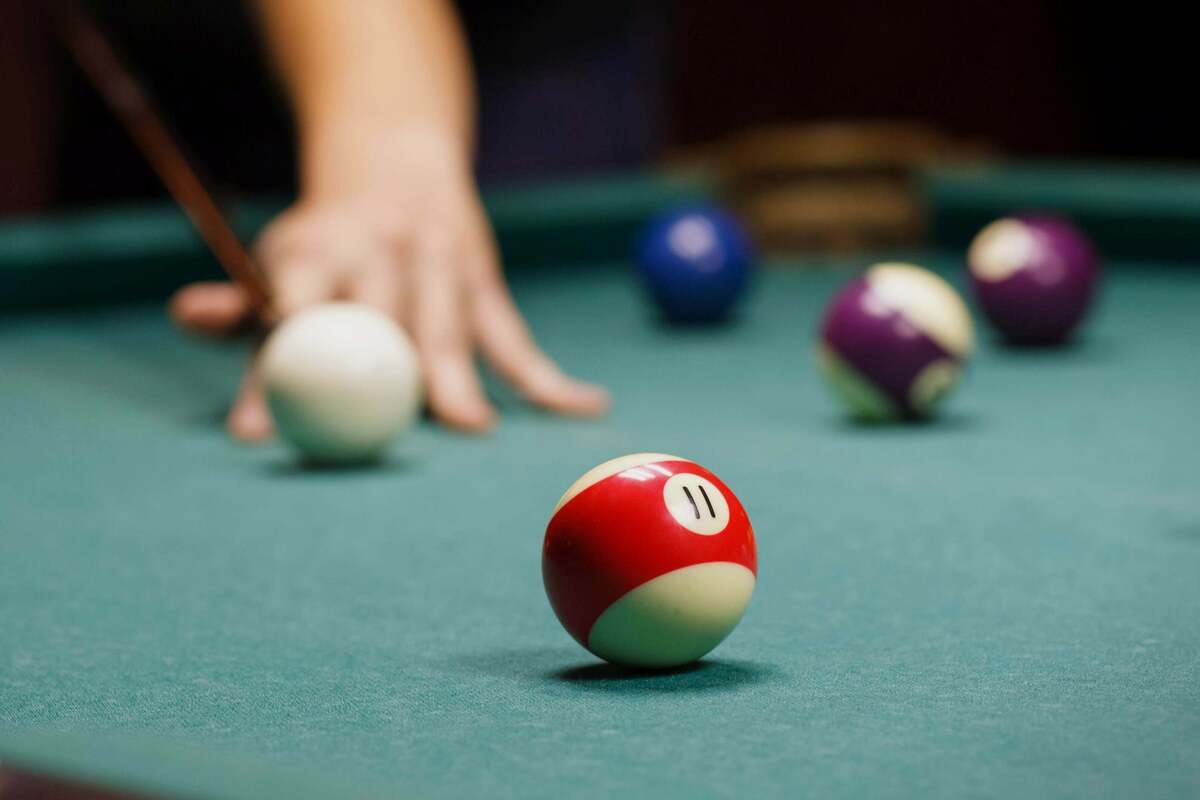Artikel ini membahas mengenai beberapa tips meningkatkan permainan biliar atau billiard yang bisa Anda coba terutama para pemula.