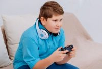 Artikel ini membahas mengenai beberapa manfaat bermain video game untuk anak-anak yang harus orang tua pahami.