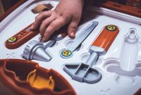 Artikel ini memberikan beberapa rekomendasi permainan seru sambil berbaring untuk dimainkan bersama anak Anda.