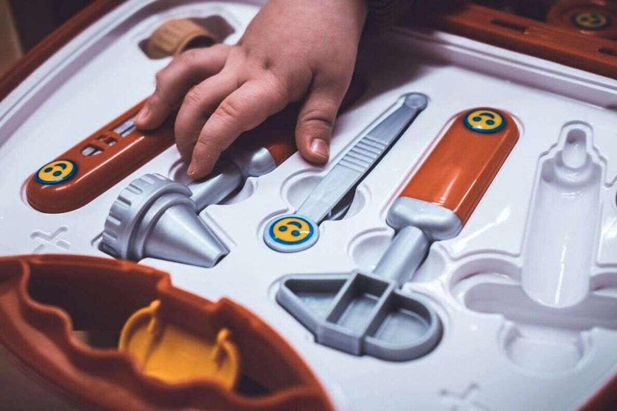 Artikel ini memberikan beberapa rekomendasi permainan seru sambil berbaring untuk dimainkan bersama anak Anda.