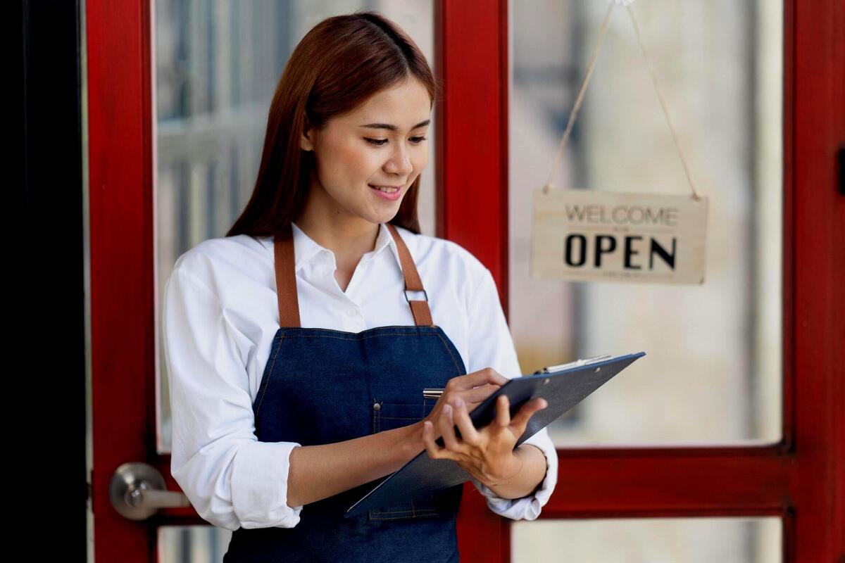 Artikel ini memberikan tujuh ide permainan pelayan restoran menyenangkan yang akan memotivasi para staf Anda!