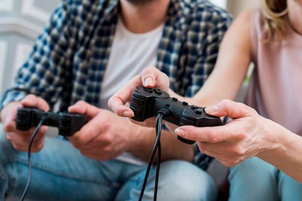 Artikel ini membahas tentang beberapa perbedaan orang suka game dan yang tidak suka game secara psikologis.