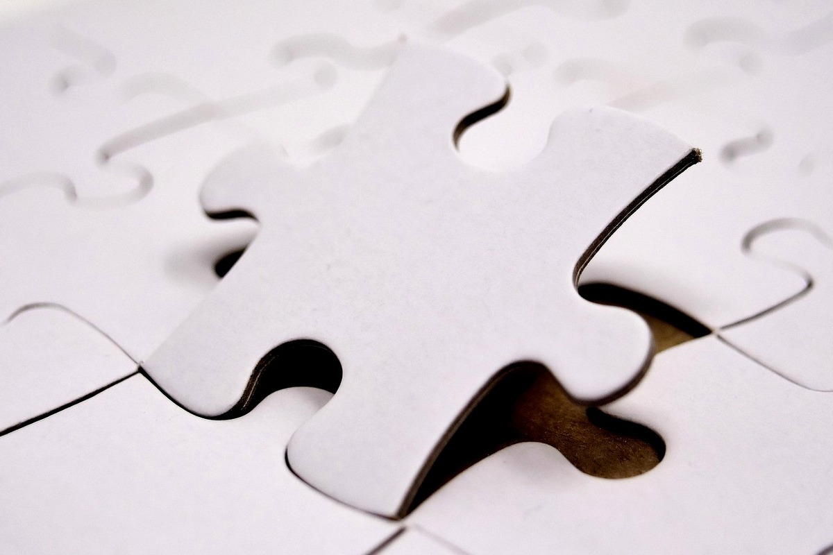 Artikel kali ini membahas tentang beberapa teknik bermain puzzle yang mudah dipahami terutama untuk para pemula.
