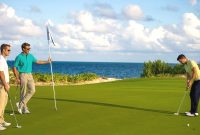 Artikel kali ini membahas mengenai beberapa tips bermain golf yang mudah dilakukan teruaa untuk para pemula.