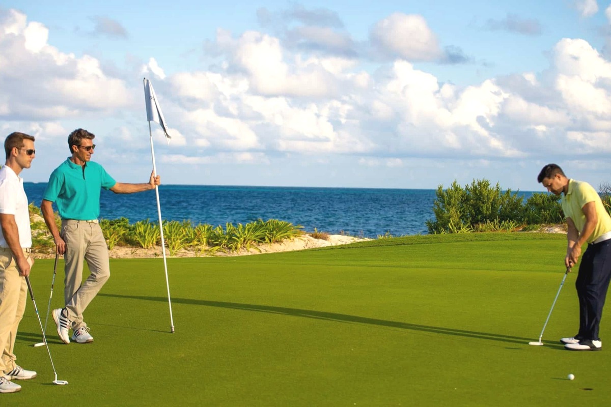 Artikel kali ini membahas mengenai beberapa tips bermain golf yang mudah dilakukan teruaa untuk para pemula.