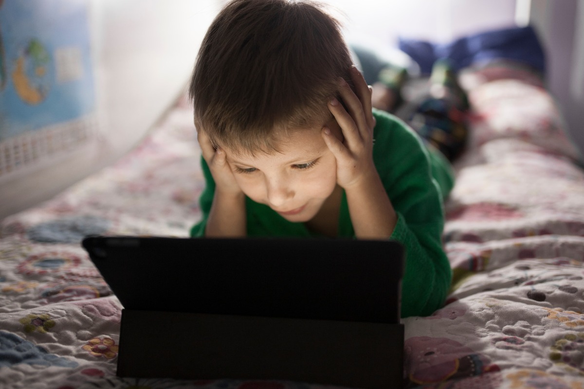Artikel kali ini membahas mengenai beberapa aspek meningkatnya game online yang berdampak negatif bagi anak-anak.