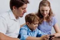 Artikel ini membahas mengenai bagaimana cara mendidik anak yang suka game agar tetap bermanfaat dan tidak menjadi kecanduan.