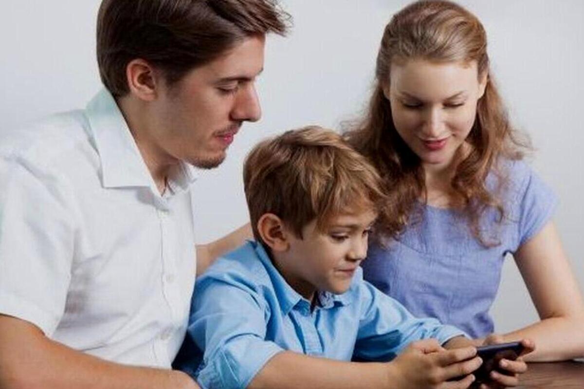 Artikel ini membahas mengenai bagaimana cara mendidik anak yang suka game agar tetap bermanfaat dan tidak menjadi kecanduan.
