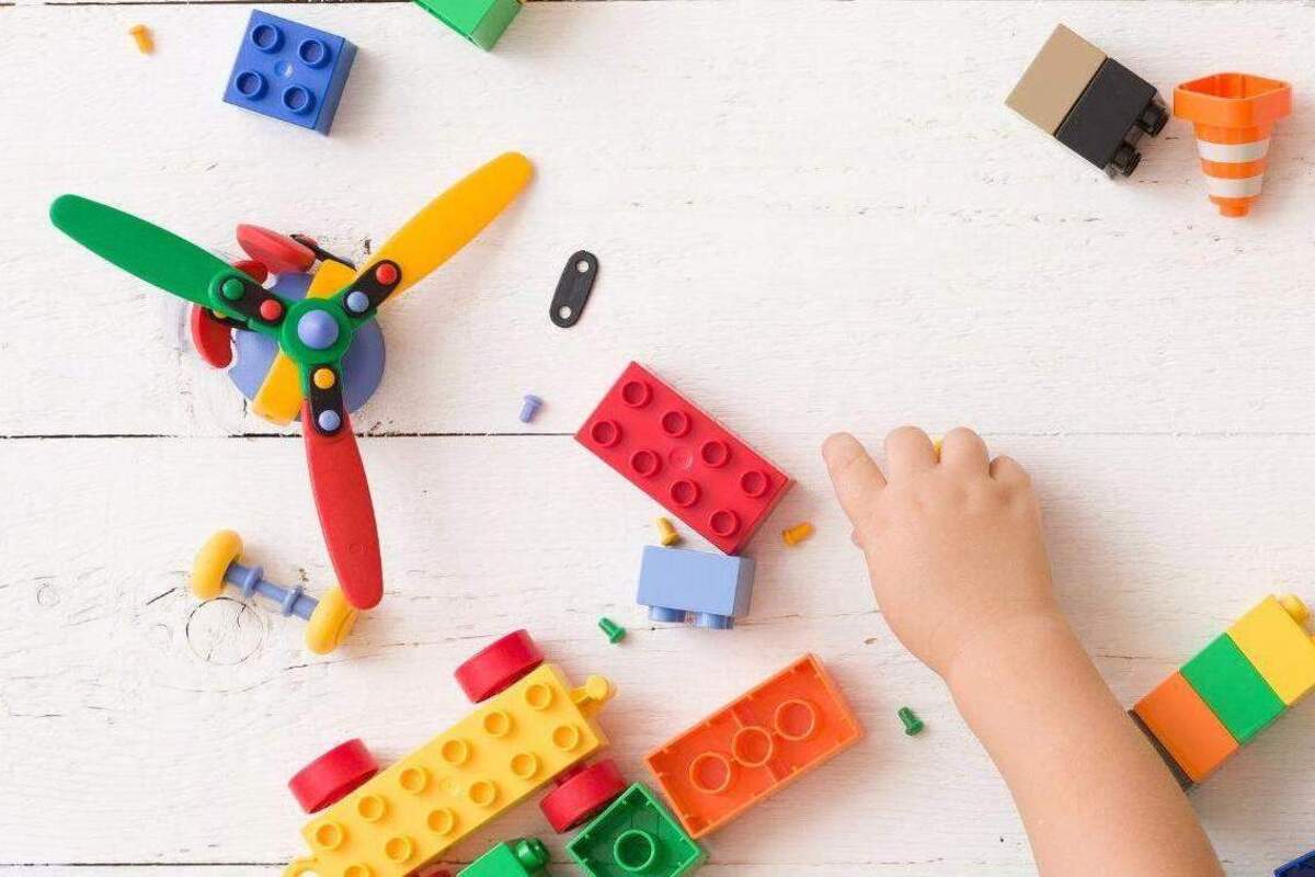 Artikel kali ini membahas mengenai beberapa keuntungan bermain lego untuk anak-anak yang bisa orang tua pahami.