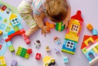 Artikel kali ini membahas mengenai beberapa pentingnya mainan sesuai usia untuk perkembangan anak-anak.
