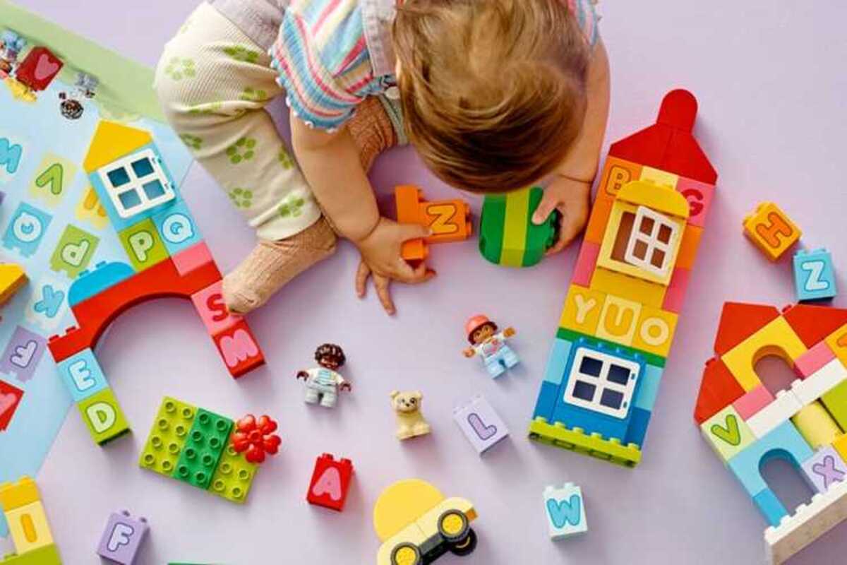Artikel kali ini membahas mengenai beberapa pentingnya mainan sesuai usia untuk perkembangan anak-anak.