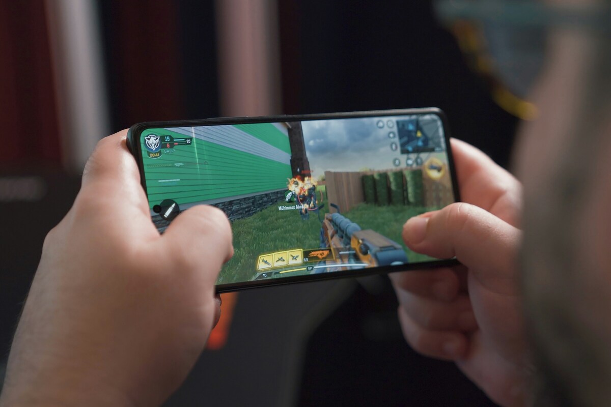Artikel kali ini membahas mengenai beberapa kelebihan main game di handphone dibandingkan di perangkat lain.