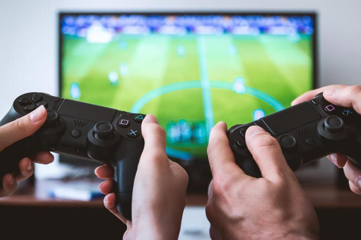 Buatkan artikel tentang beberapa alasan orang kecanduan game baik game online maupun offline yang banyak membuat mereka malas gerak.
