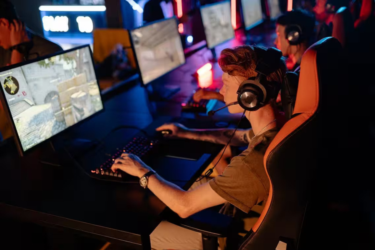 Artikel kali ini membahas mengenai beberapa perbedaan gamer senior vs. gamer pendatang baru dalam gaya bermainnya.