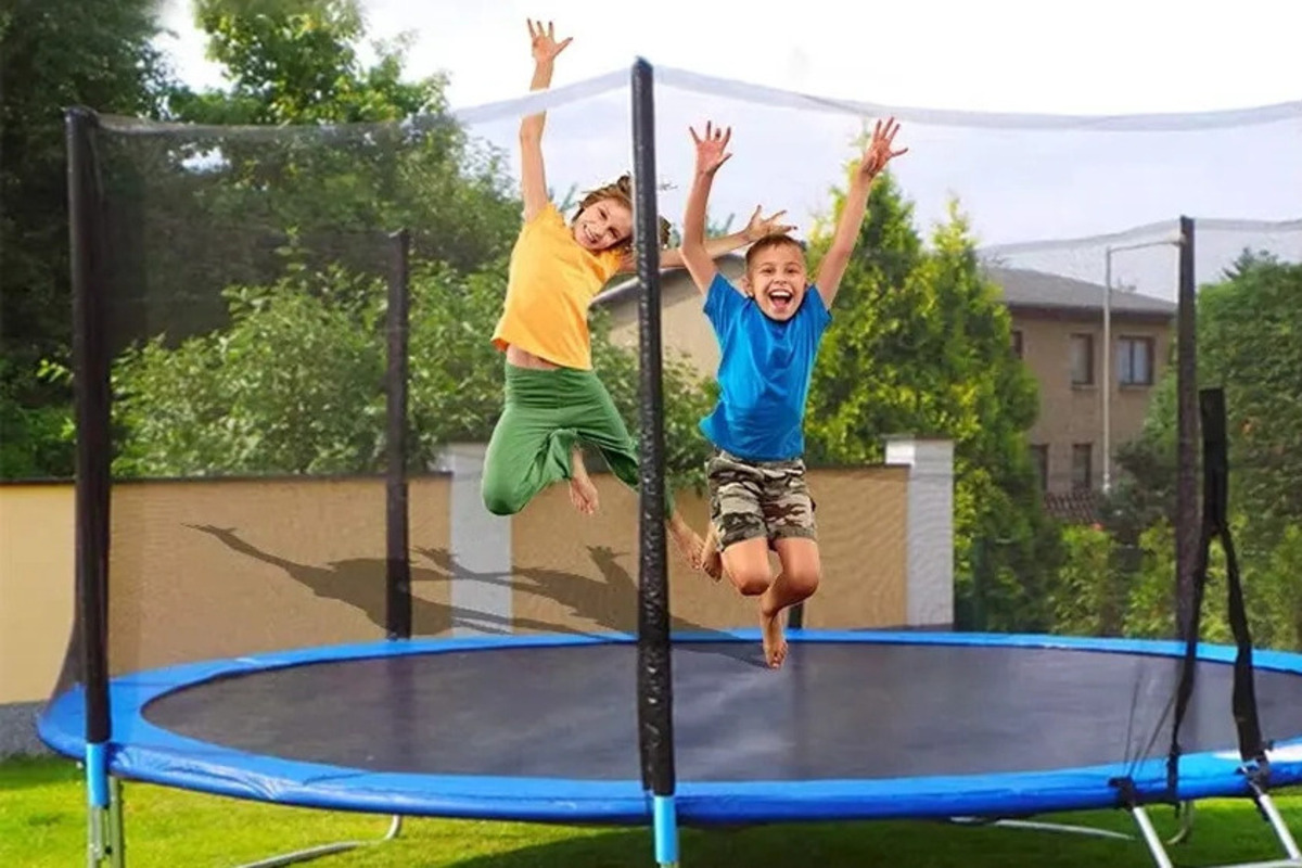 Artikel kali ini akan membahas mengenai beberapa tips bermain trampolin dengan aman dan juga nyaman terutama untuk pemula.