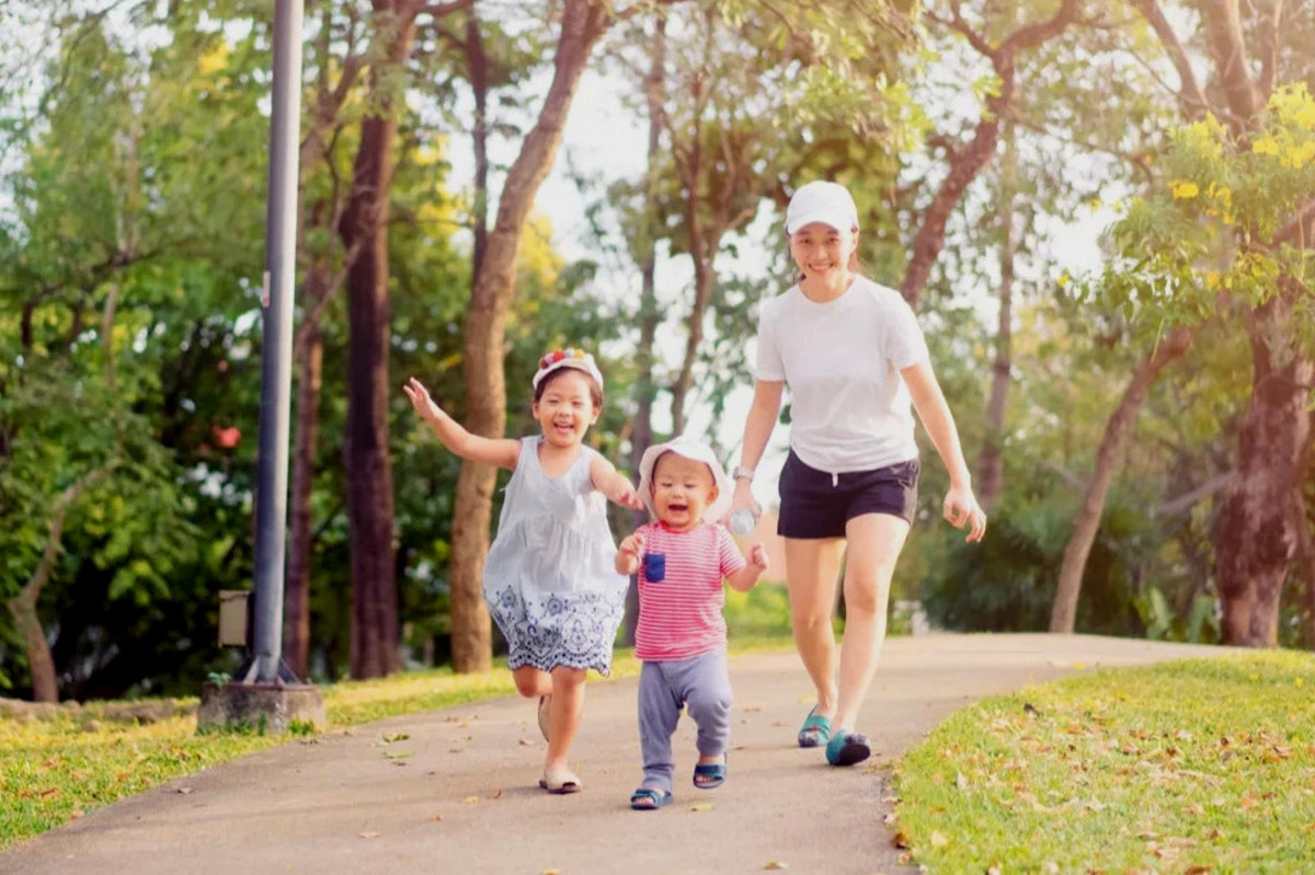 Artikel kali ini membahas mengenai beberapa cara dan juga tips membimbing anak yang senang bermain game agar tidak berlebihan.