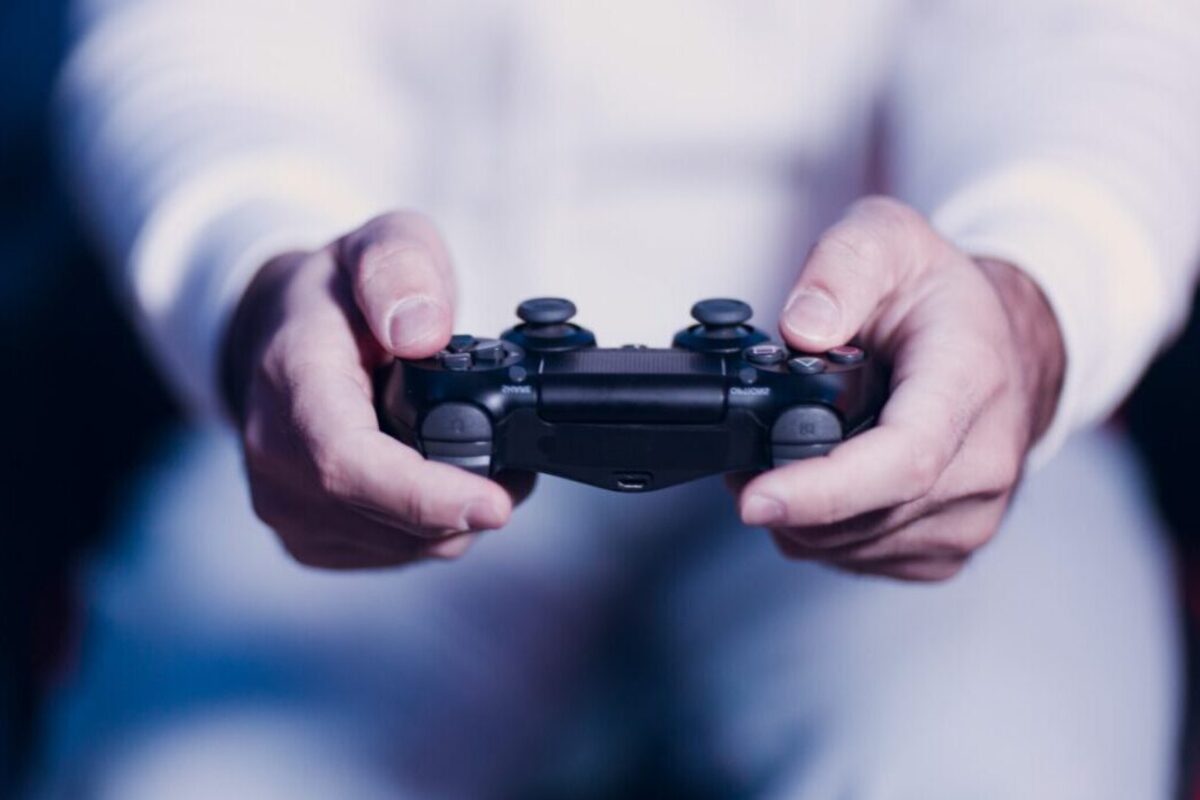 Artikel kali ini akan memberikan beberapa tips menyimpan peralatan PS (PlayStation) lengkap dengan beberapa cara untuk merawatnya.