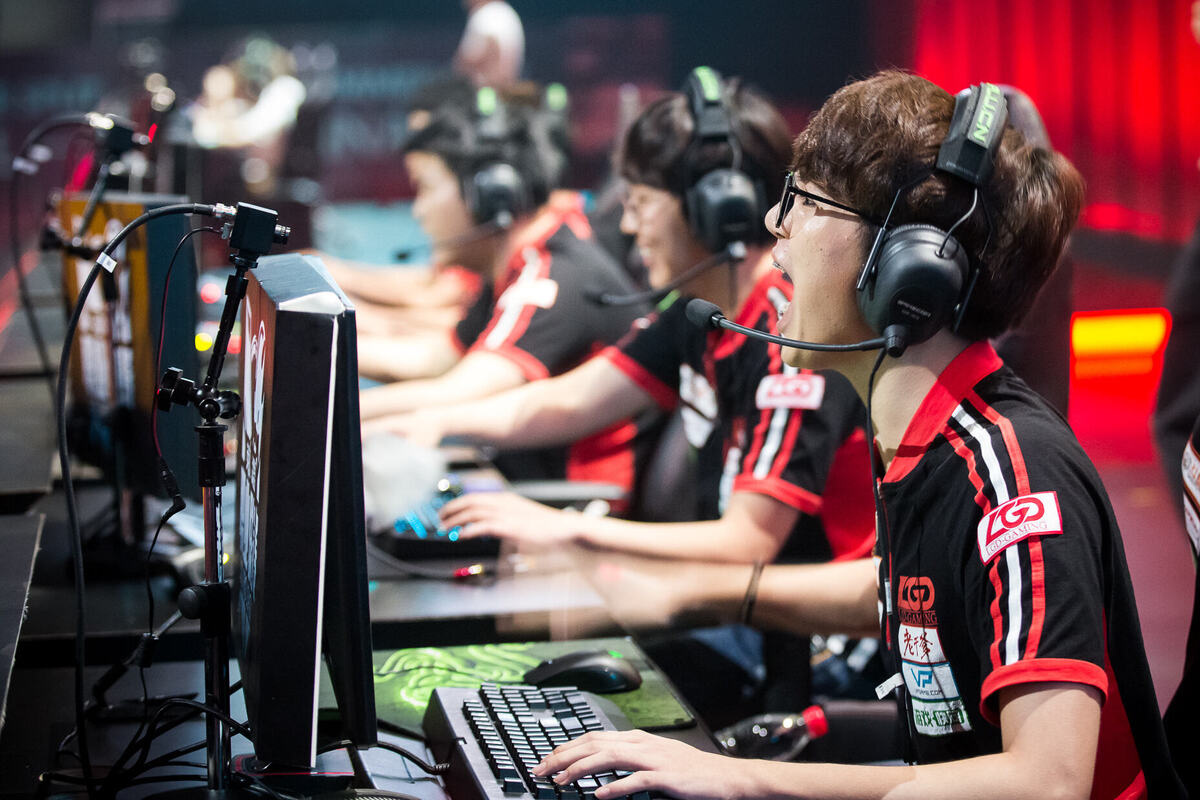 Artikel kali ini membahas beberapa alasan mengapa Esports dianggap olahraga meskipun pemain bertanding sambil duduk.