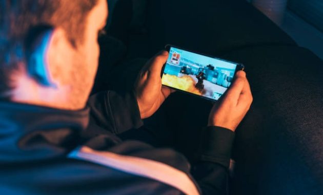 Ilustrasi Bermain Game di HP / iStock