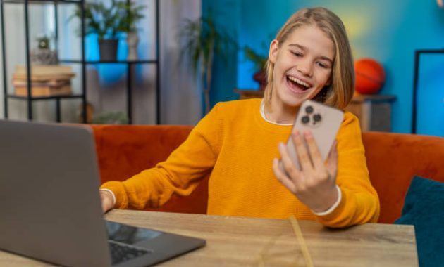 Ilustrasi seseorang yang memeriksa ponselnya / iStockphoto
